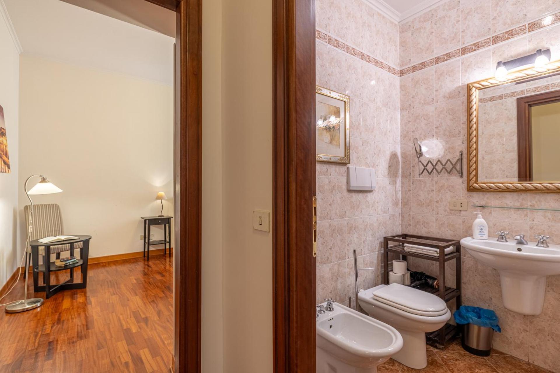 La Tua Casa Al Colosseo Rome Bagian luar foto